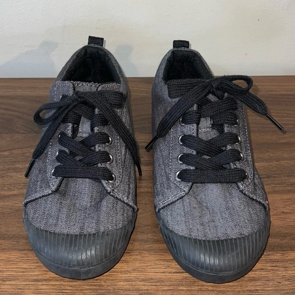 Cat & Jack Gray Canvas Black Laced Low Top Non Slip/Marking Unisex Sneaker Shoe - Picture 2 of 6
